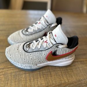 Nike Kids' LeBron XX Basketball Shoes